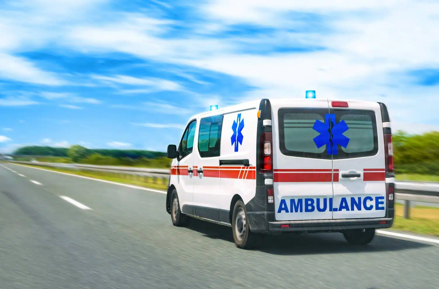 Ambulance transport utilitaire déplacement urgence patient soins ambulanciers