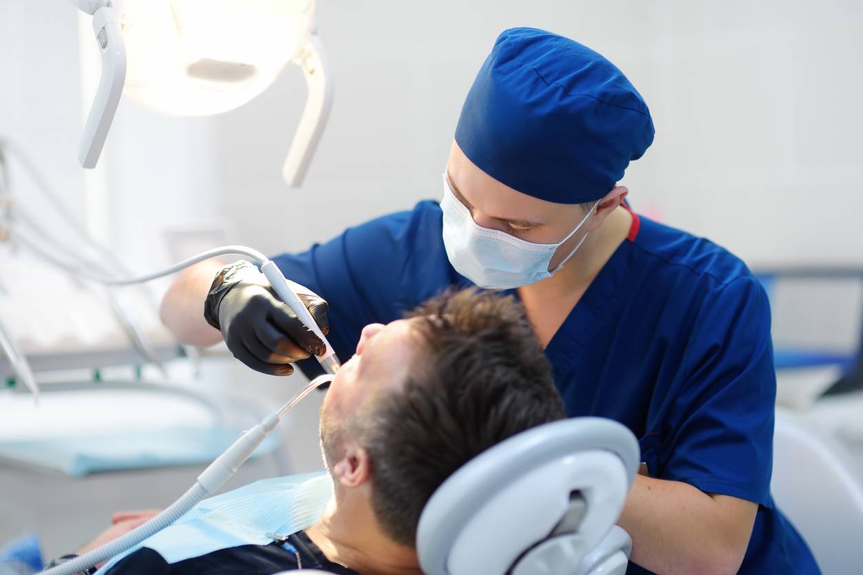 Maux de dents: contactez urgemment un dentiste 